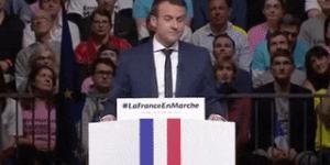 Gif avec les tags : Macron,ne sifflez pas,siffler