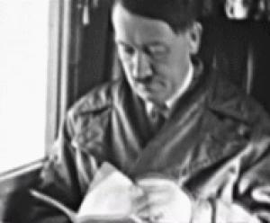 Gif avec les tags : Hitler,avion,lire,livre