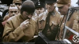 Gif avec les tags : Hitler,autographe,signer
