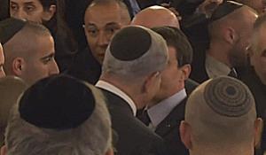 Gif avec les tags : Netanyahou,Valls,baiser,bibi,bisous,juif,kippa,mafia,parrain